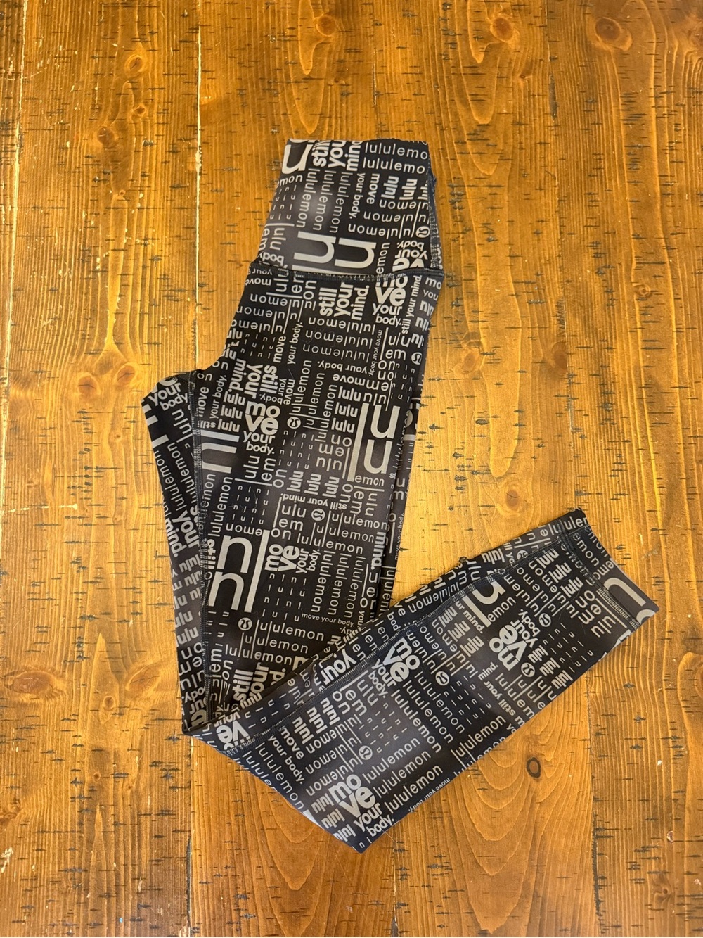 Lululemon Workout Athletic Leggings Black With Logo Design Sz 4 NWOT